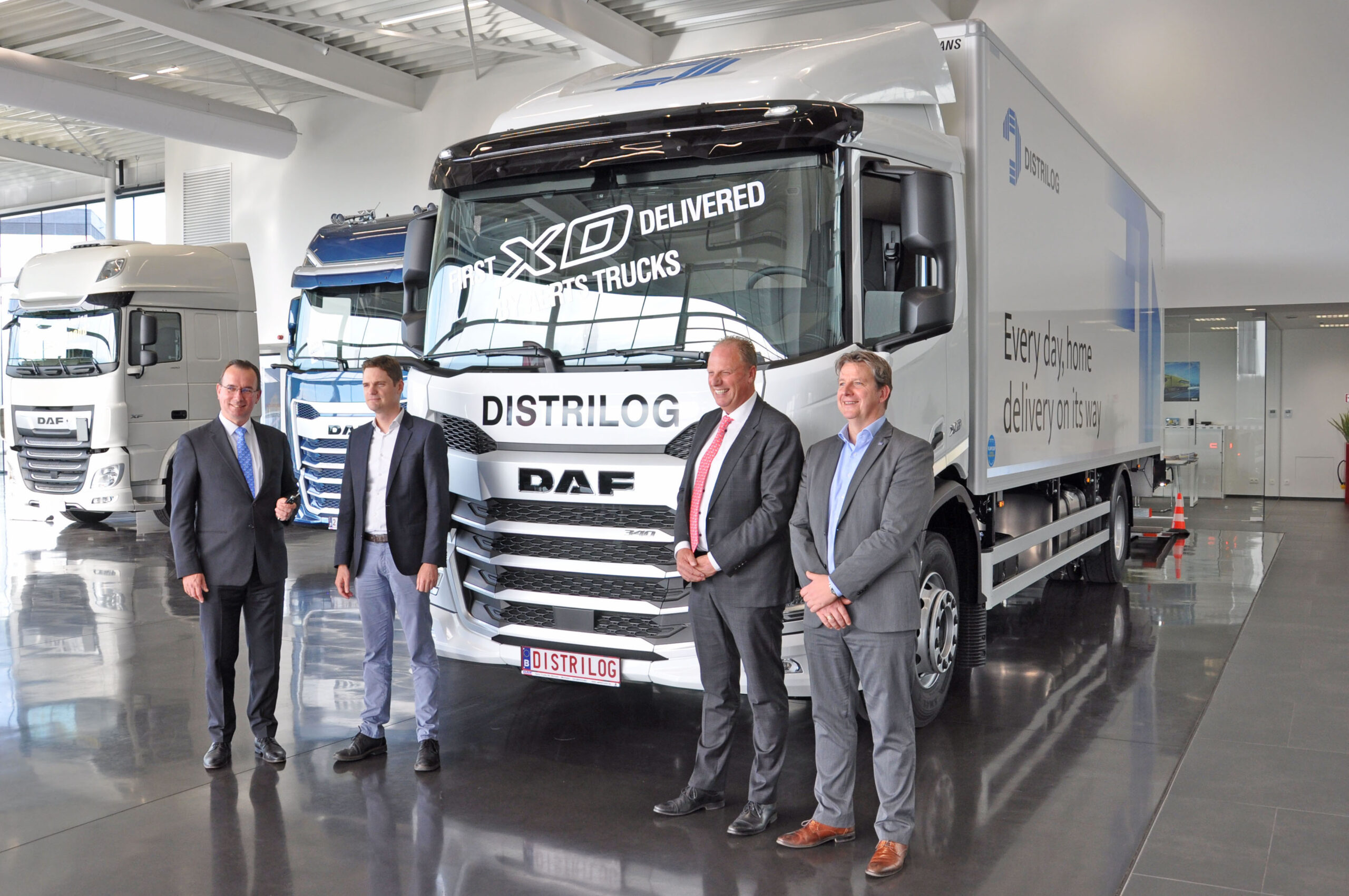 DAF Trucks President & CEO Harald Seidel overhandigt Distrilog de sleutel van de eerste XD in België