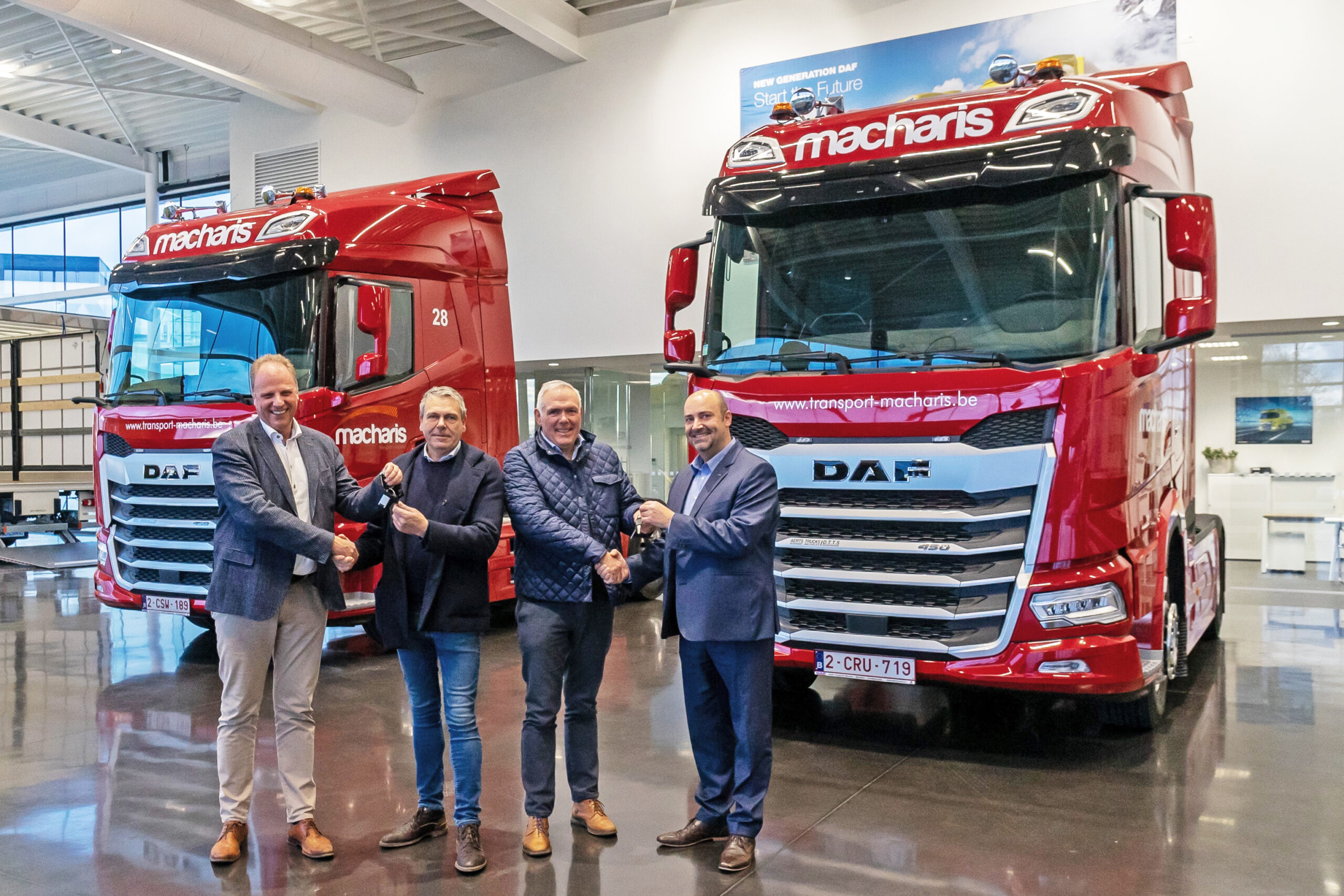 Familiebedrijf Transport Macharis NV ontvangt bij Aerts Trucks de sleutels van 2 nieuwe DAF XF